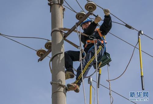 呼和浩特局呼和浩特供电段大修车间的工人在集二铁路线上检修供电设备