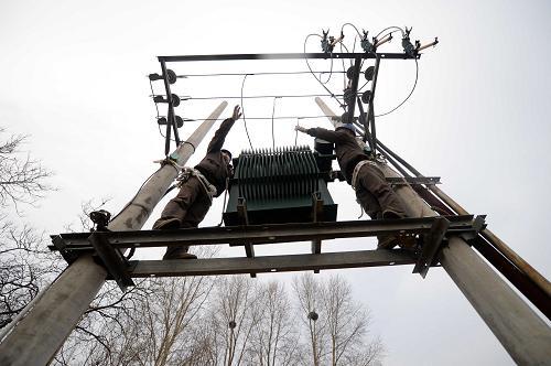 160;  11月6日,绥滨县电业局工作人员在月牙湖景区检修电力设备